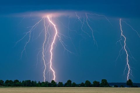 Ein Blitzschlag hat im ostsächsischen Spreetal für einen hohen Sachschaden an einem Haus gesorgt. (Symbolbild) Foto: Patrick Ple