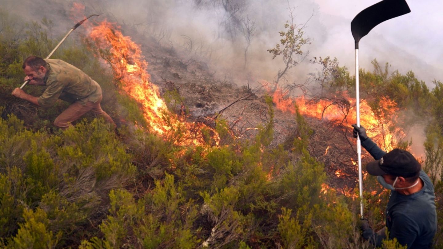 Anwohner kämpfen mit allen Mitteln gegen Brand bei Igüeña