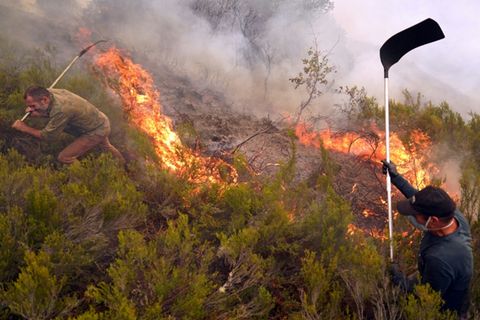 Anwohner kämpfen mit allen Mitteln gegen Brand bei Igüeña