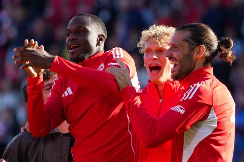 Ilyas Ansah wird von den Kollegen nach seinem Doppelpack gefeiert. Foto: Soeren Stache/dpa