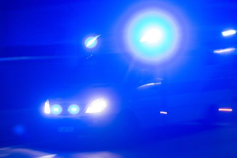 Ein Notruf wegen einer schwerwiegenden Gefahrensituation lässt Polizei und andere Helfer nach Mohlsdorf-Teichwolframsdorf (Landk