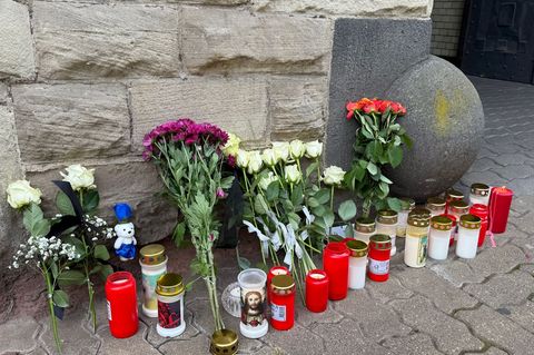 Nach der Tat wurden Blumen und Kerzen vor der Polizeiinspektion Völklingen abgelegt. (Archivbild) Foto: Christian Schultz/dpa