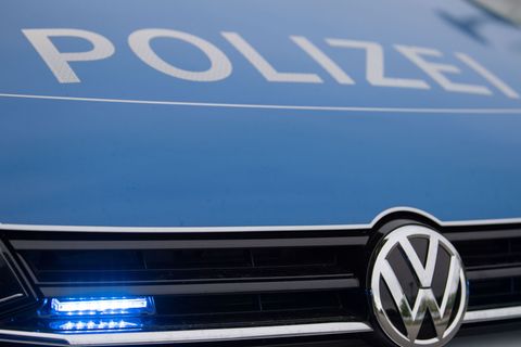 Ein 24-Jähriger hat einen Unfall mit seinem Motorrad. Allerdings ist das Motorrad nicht zugelassen, einen Führerschein hat er au