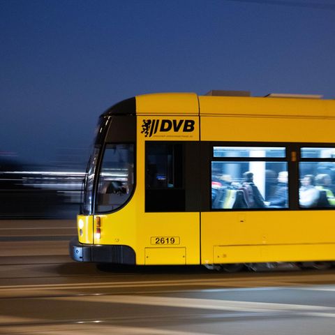 Eine Straßenbahn fährt in Dresden fährt über die Marienbrücke (Archivbild)