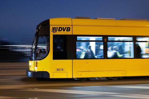 Eine Straßenbahn fährt in Dresden fährt über die Marienbrücke (Archivbild)