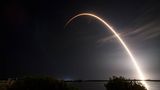 Cape Canaveral, Florida, USA. Eine Falcon 9-Rakete von SpaceX startet ins Weltall. Das angehängte Frachtraumschiff Dragon wird etwa 2 Tonnen Forschungsausrüstung, Besatzungsvorräte und Hardware zur Internationalen Raumstation ISS transportieren.