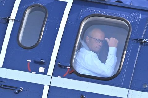 Kanzler Merz (in Hubschrauber)