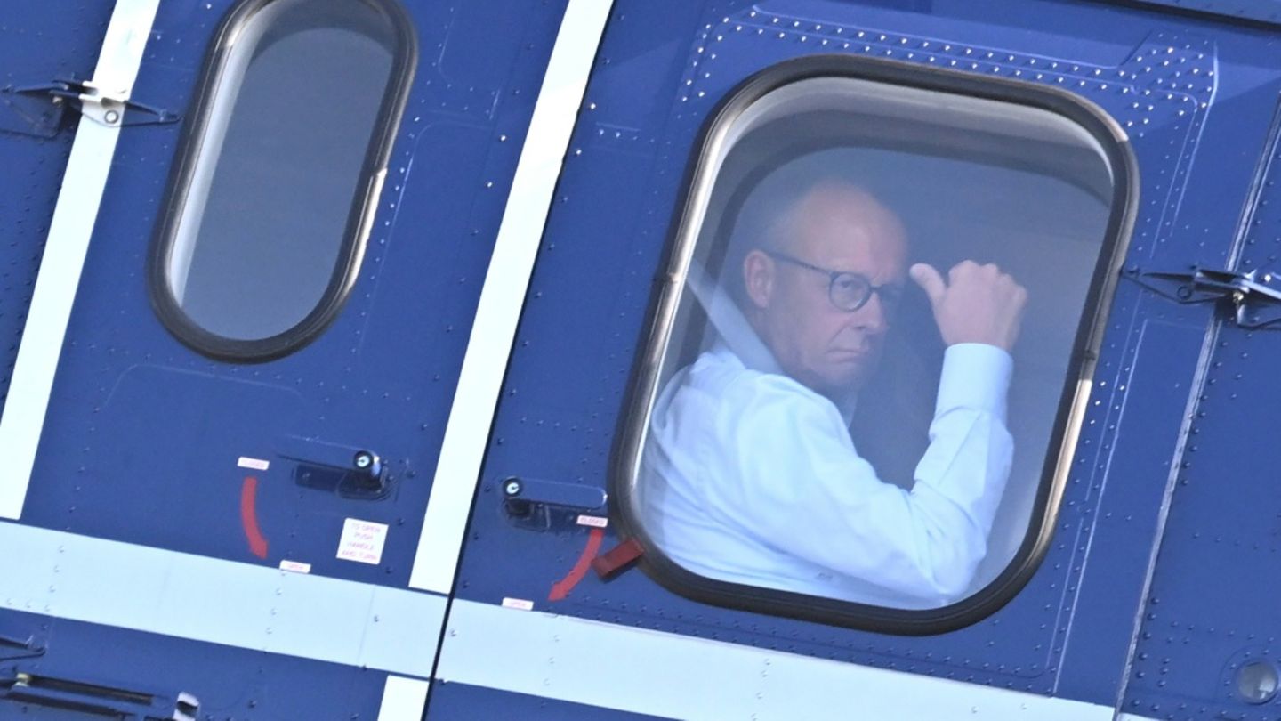 Kanzler Merz (in Hubschrauber)