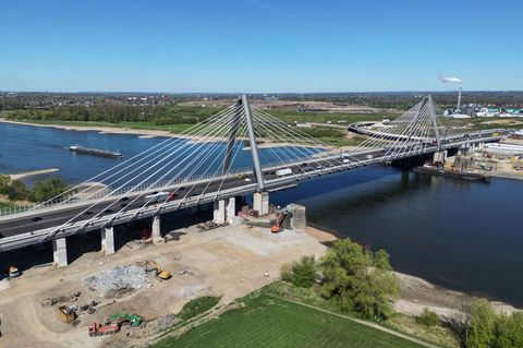 Auf der A1 geht es nun wieder ohne Umleitung direkt nach Leverkusen-Mitte. (Archivbild) Foto: Oliver Berg/dpa