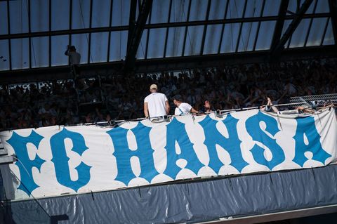 Fans von Hansa Rostock mit Banner im Spiel. (Archiv) Foto: Christian Charisius/dpa