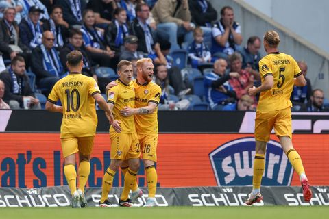 Torschütze Niklas Hauptmann (2.v.l, Dynamo Dresden) feiert seinen Treffer zur 1:0-Führung. Foto: Friso Gentsch/dpa