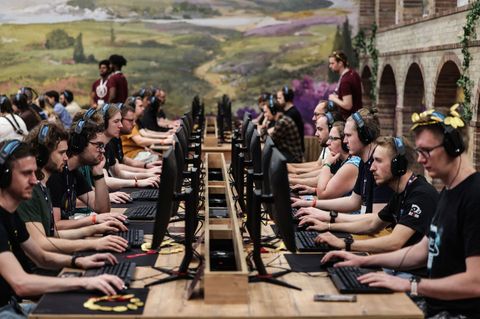 Besucher der Gamescom testen das Computerspiel "Anno 117" des deutschen Entwicklerstudios Ubisoft Blue Byte. Foto: Oliver Berg/d