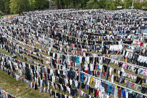 Mit zigtausend Socken auf einer Wäscheleine will Zeulenroda-Triebes im Thüringer Vogtland einen Weltrekord knacken. Foto: Sebast