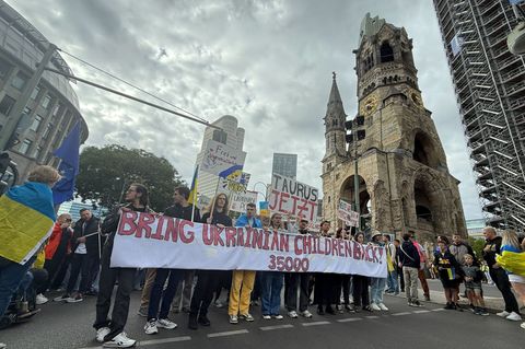 Menschen nehmen an der Demonstration unter dem Motto "Zukunft braucht Erinnerung" teil. Foto: Paul Zinken/dpa