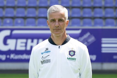 Aue-Trainer Jens Härtel sah den ersten Sieg seiner Mannschaft. Foto: Sebastian Kahnert/dpa