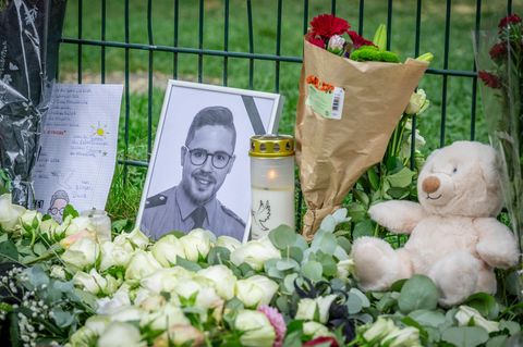 Blumen und Kerzen am Tatort in Völklingen