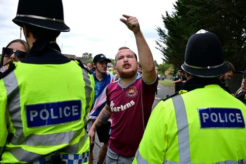 Protest vor einem Hotel südlich von London