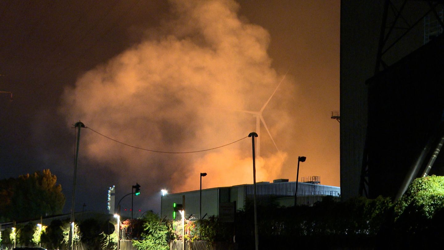 Durch den flüssigen Stahl gerieten auch ein Gabelstapler und Ausrüstung in Brand. Foto: NEWS5/Fabian Höfig/dpa Durch den flüssigen Stahl gerieten auch ein Gabelstapler und Ausrüstung in Brand. Foto: NEWS5/Fabian Höfig/dpa