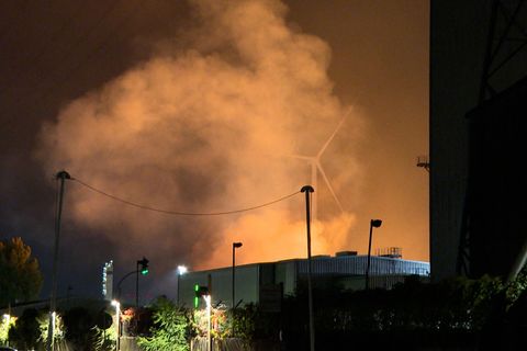 Durch den flüssigen Stahl gerieten auch ein Gabelstapler und Ausrüstung in Brand. Foto: NEWS5/Fabian Höfig/dpa