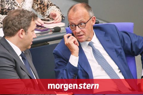 Lars Klingbeil (SPD) und Friedrich Merz (CDU) bei einem Gespräch im Bundestag