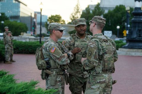 Nationalgardisten tragen nun auch Waffen in Washington. Foto: Rod Lamkey/AP/dpa