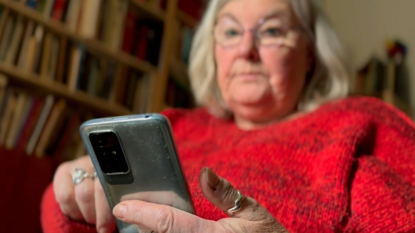 Rentnerin mit Smartphone