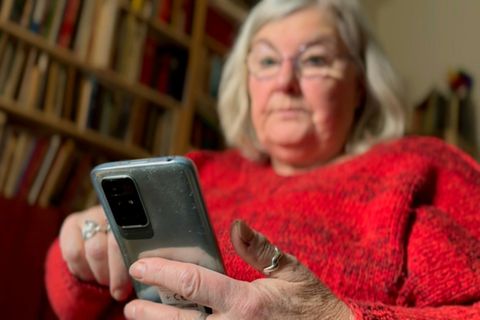 Rentnerin mit Smartphone