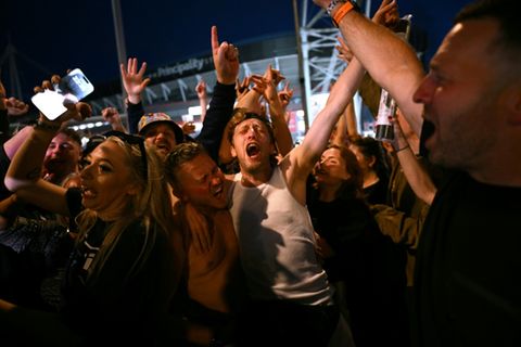 Oasis-Fans in Cardiff