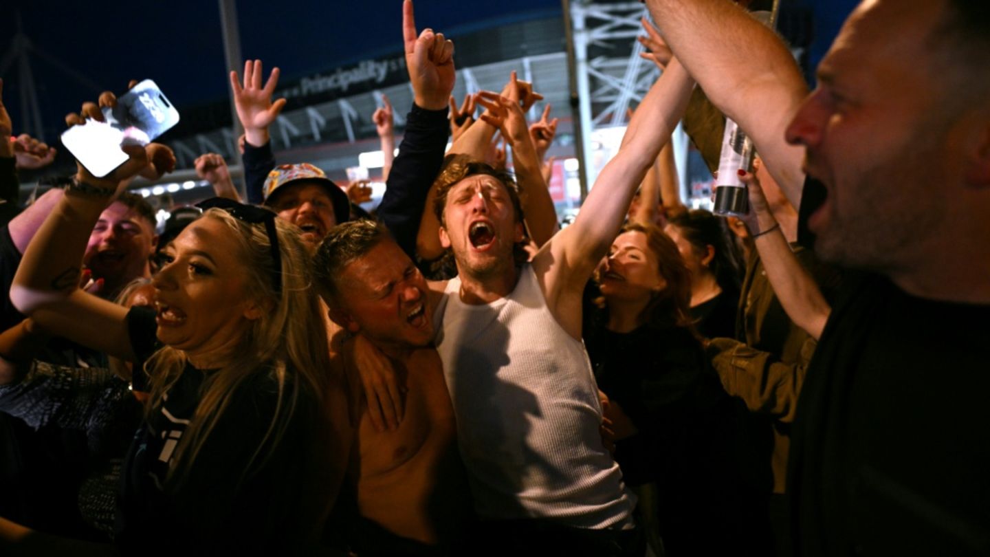 Oasis-Fans in Cardiff
