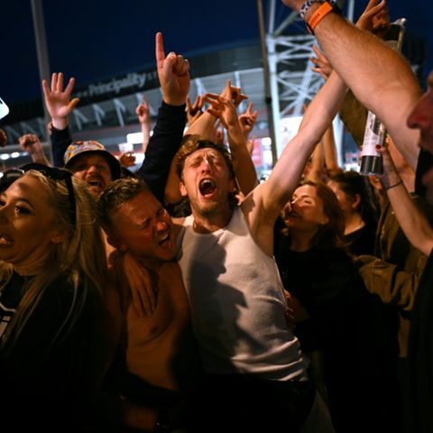 Oasis-Fans in Cardiff