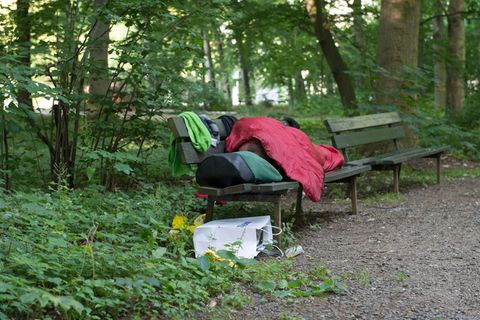 Der Housing-First-Ansatz soll aus der Obdachlosigkeit herausführen und so zur Lösung anderer Probleme im Leben beitragen. (Archi