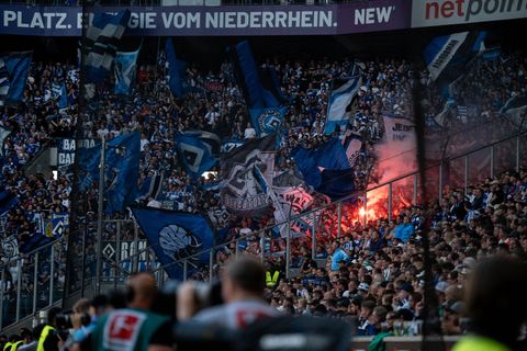 Die HSV-Fans waren zufrieden mit dem Bundesliga-Comeback. Foto: Fabian Strauch/dpa