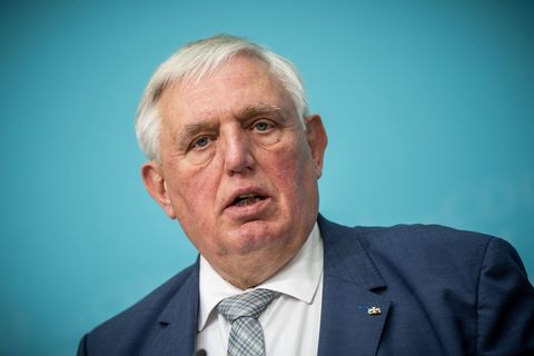 Der Minister ist gegen eine Verschiebung des Renteneintrittsalters auf 70 Jahre. (Archivbild) Foto: Michael Kappeler/dpa