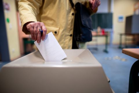 Eine Frau wirft einen Wahlschein in eine Wahlurne (Symbolbild) Foto: Fabian Strauch/dpa