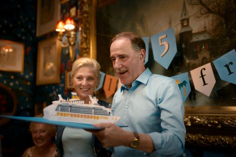 Alice und Peter werden auf eine Kreuzfahrt geschickt. Foto: Tobias Dengler/ZDF/dpa