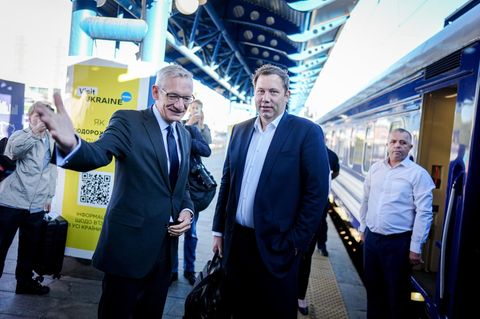 Lars Klingbeil wird auf dem Kiewer Bahnhof vom deutschen Botschafter in der Ukraine, Martin Jäger (l.), begrüßt