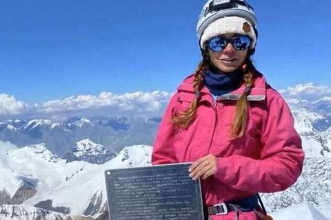 Die Bergsteigerin Natalia Nagovitsyna  mit einer Gedenkplatte für ihren am Khan-Tengri verstorbenen Mann
