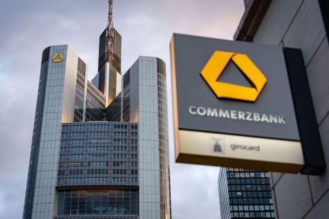 Die Commerzbank wehrt sich seit Monaten gegen Übernahmeambitionen der Unicredit. (Archivbild) Foto: Frank Rumpenhorst/dpa