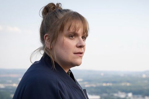 Stefanie Reinsperger im Halbprofil