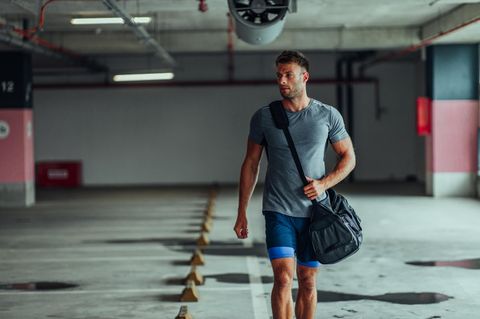 Deal News: Ein geht mit seiner Sporttasche zum Training