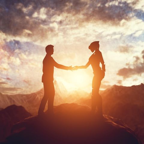 Ein Mensch und ein Alien geben sich die Hand, das Weltall im Hintergrund