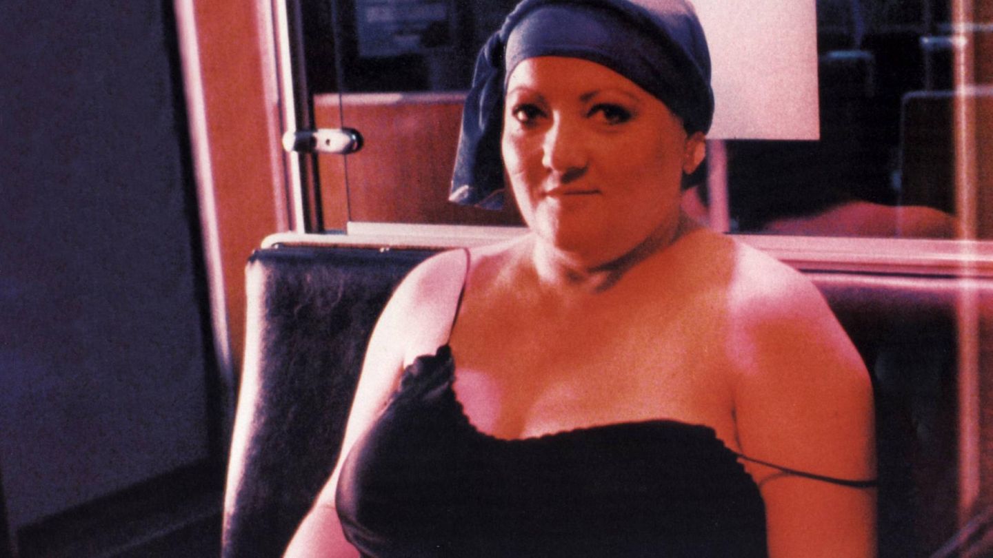 Marianne Sägebrecht sitzt als Marianne im Negligé in der U-Bahn