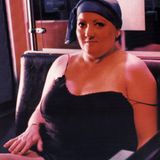 Marianne Sägebrecht sitzt als Marianne im Negligé in der U-Bahn