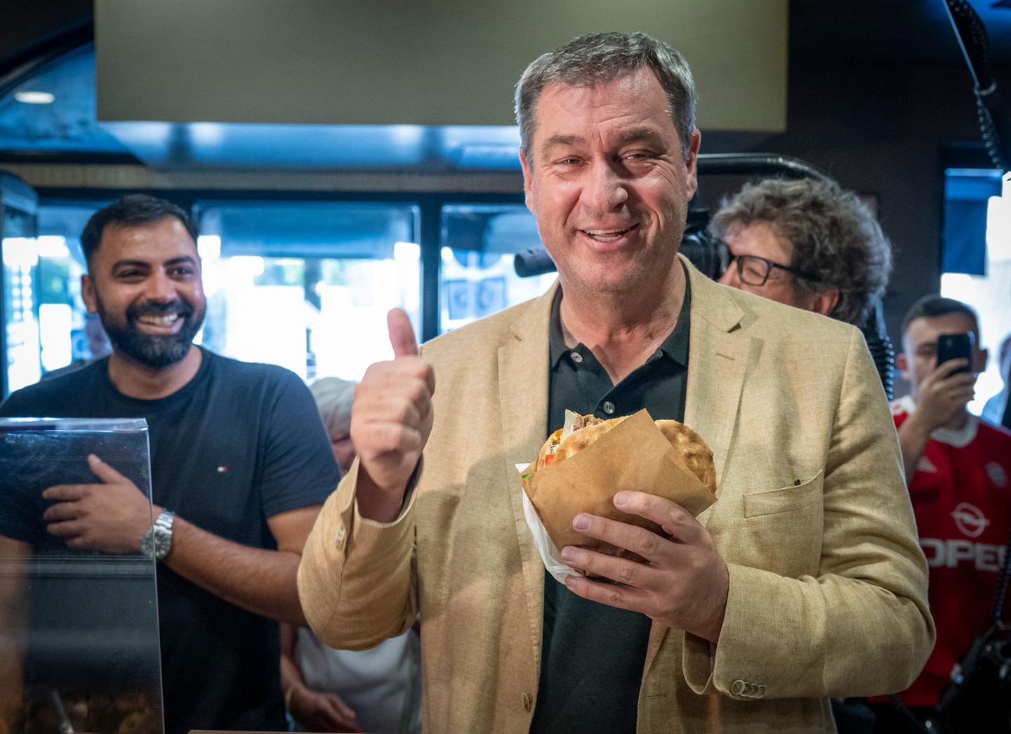 Markus Söder mit einem Döner