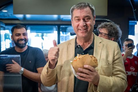 Markus Söder mit einem Döner