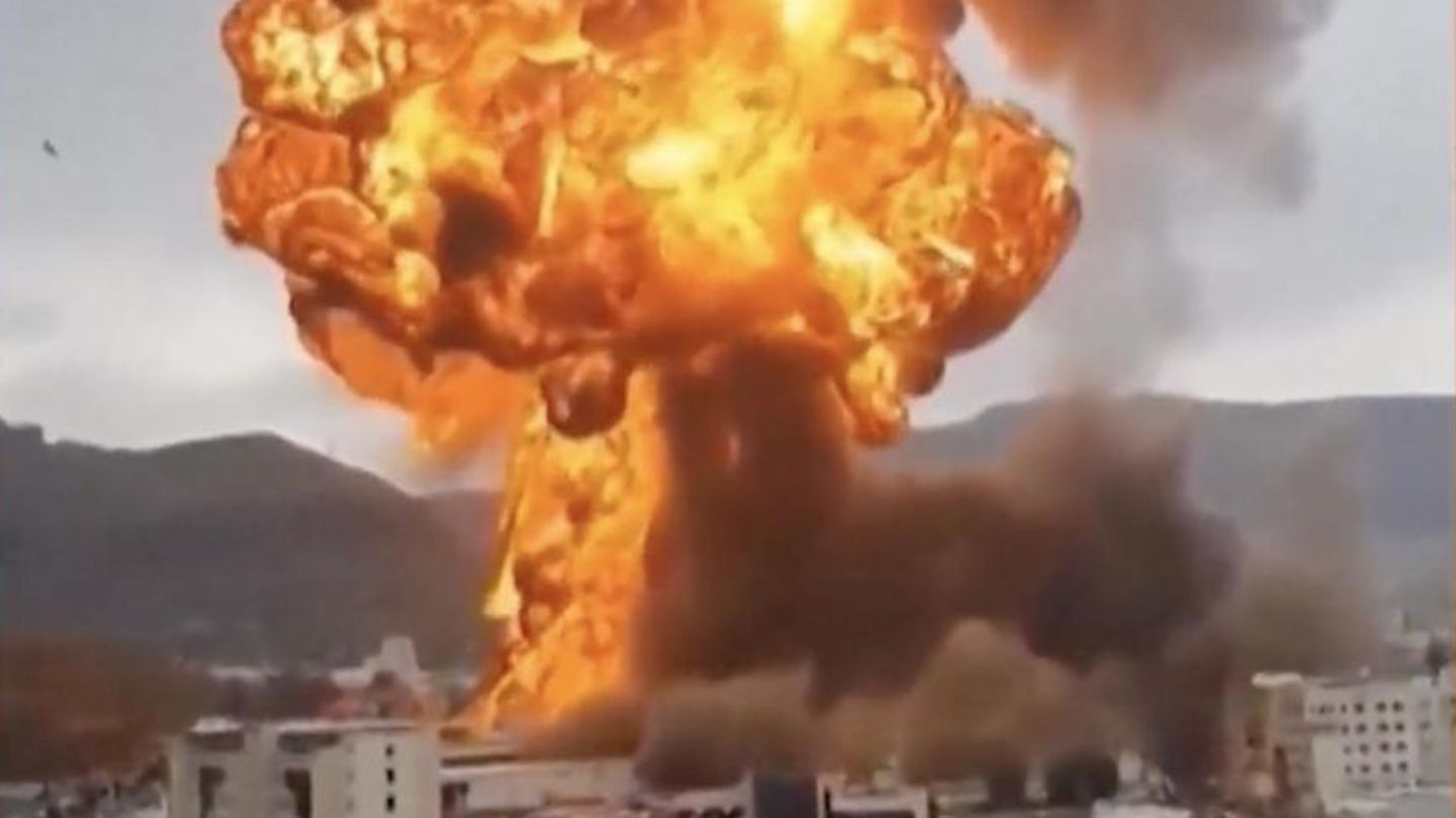 Israel flies air raid against Huthi positions in Yemen (video)