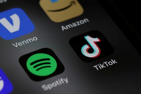 Apps von Spotify und Tiktok auf Smartphone