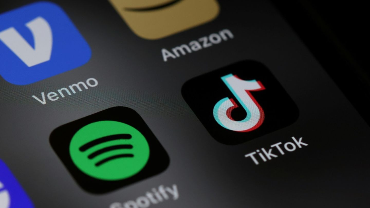Apps von Spotify und Tiktok auf Smartphone