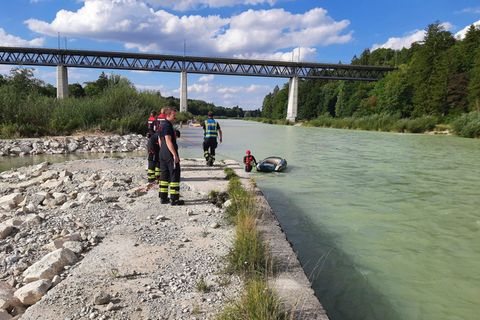 Strömungsretter der Feuerwehr zogen das gekenterte Schlauchboot aus der Isar. Foto: -/Berufsfeuerwehr München/dpa