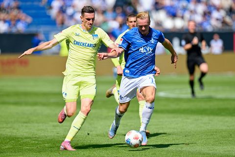 Niklas Kolbe (l.) hat sich im Auswärtsspiel in Darmstadt verletzt. Foto: Uwe Anspach/dpa